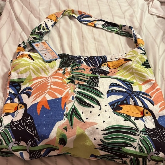New tote bag with beach towel NWT - Picture 1 of 5